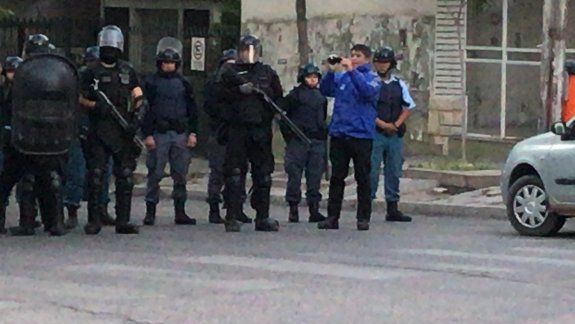 La Policía desalojó a los estatales de las calles en Casa de Gobierno