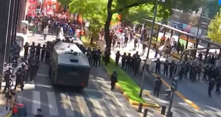 Incidentes en la protesta de trabajadores de Fate: corridas y gas pimienta