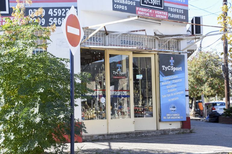 El violento robo tuvo lugar en un comercio dedicado a la venta de trofeos, ubicado en la esquina de Intendente Carro y La Pampa.