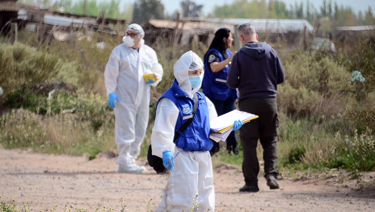 Criminalística trabajó durante más de cinco horas en el lugar del hecho. La calle Pablo Neruda al 2600 en la zona de Parcelas de Centenario para recolectar datos sobre el femicidio. Criminalística trabajó durante más de cinco horas en el lugar del hecho. La calle Pablo Neruda al 2600 en la zona de Parcelas de Centenario para recolectar datos sobre el femicidio.