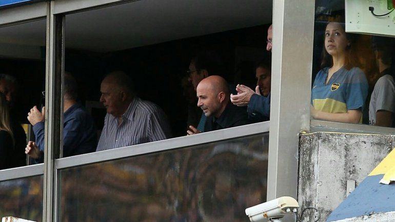 Cardona gritó el primero oficial. Sampa se hizo presente en La Bombonera y se lo vio contento con la actuación del Pipa. Barrios jugó con una protección por la fractura en la mano izquierda y no tuvo problemas.&nbsp;