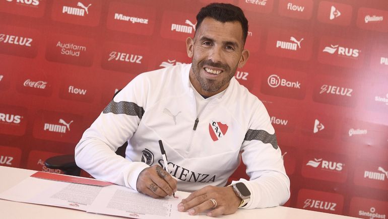Carlos Tevez al firmar su contrato con Independiente.
