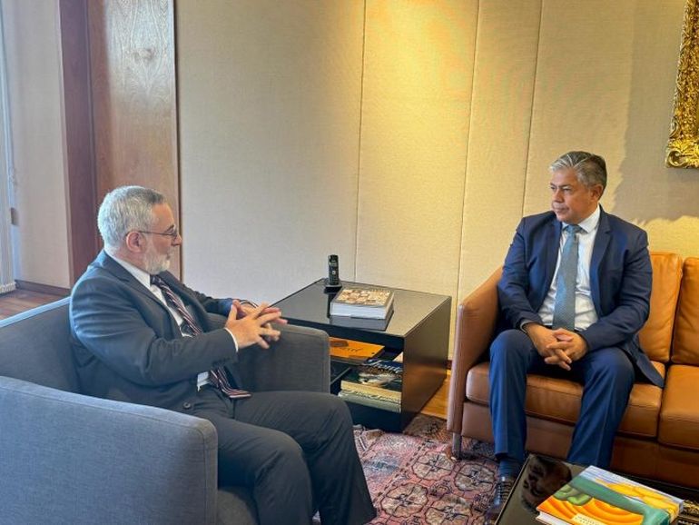 Rolando Figueroa y Glinternick Bitelli conversaron, del mismo modo, sobre la oportunidad de potenciar el intercambio comercial a través de Uruguayana. Rolando Figueroa y Glinternick Bitelli conversaron, del mismo modo, sobre la oportunidad de potenciar el intercambio comercial a través de Uruguayana.