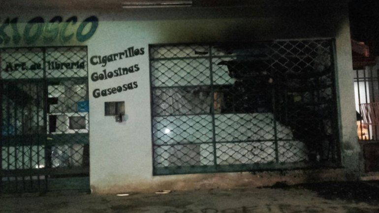 Misterioso ataque e incendio en un kiosco: tiraron una molotov y quemaron todo 