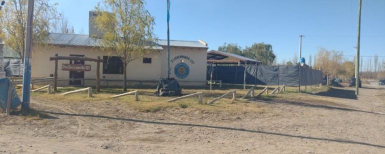 Personal del destacamento policial de Chacramonte resguardó a la niña que deambulaba por la vía pública hasta que apareció la madre.
