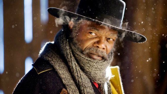Samuel L. Jackson, quien trabajó con Tarantino en Tiempos violentos, interpreta en esta oportunidad al cazarrecompensas.