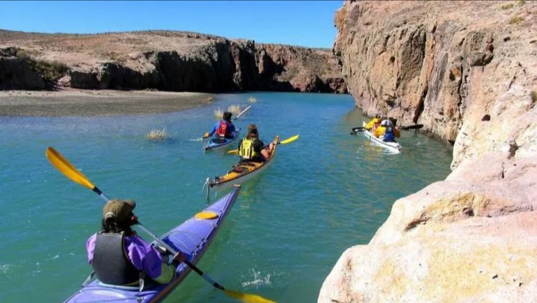 Aunque se puede recorrer por tierra, en auto, bici o a pie; muchos aseguran que no hay como vivir la Ria Deseado desde el agua. Aunque se puede recorrer por tierra, en auto, bici o a pie; muchos aseguran que no hay como vivir la Ria Deseado desde el agua. 