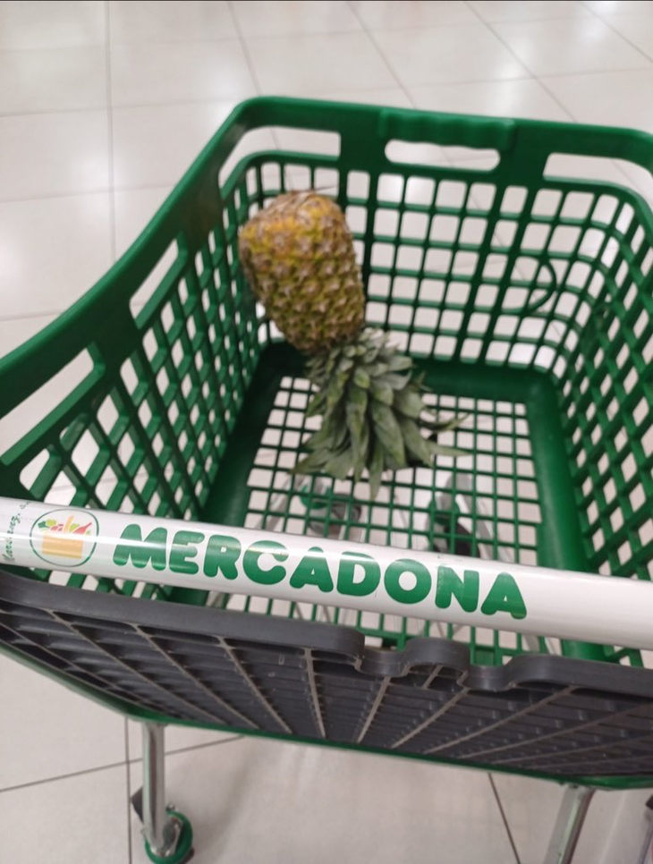 El ananá en el carrito es la clave del desafío viral. El ananá en el carrito es la clave del desafío viral.