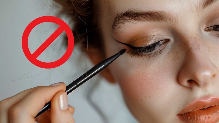 El delineador negro sobre los ojos absorbe la luz en lugar de reflejarla, acentuando ojeras y bolsas. El delineador negro sobre los ojos absorbe la luz en lugar de reflejarla, acentuando ojeras y bolsas.