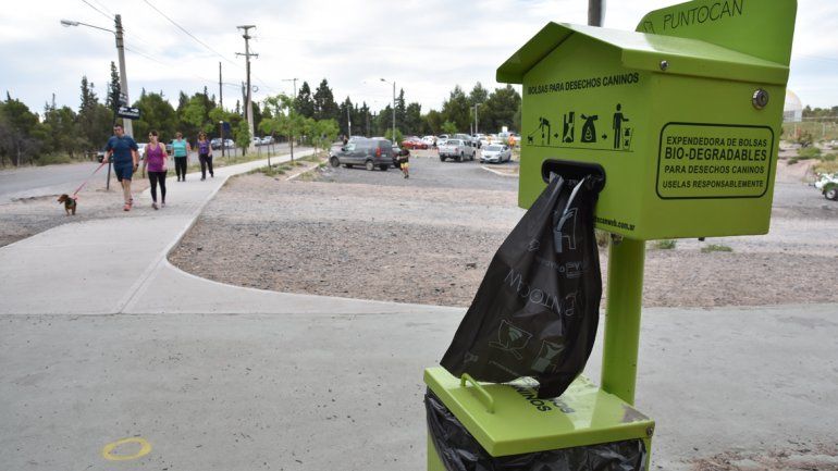 Los dispensarios con las bolsas ya están instalados en varios espacios públicos.