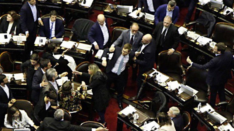 Adentro del recinto casi terminan a las piñas los diputados