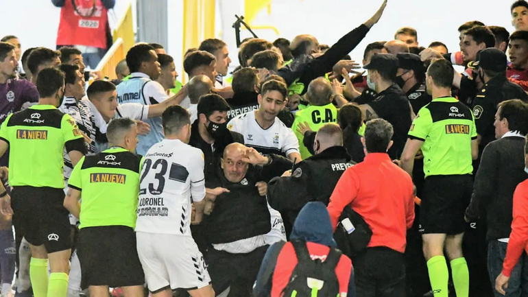 Bochornoso: piñas entre jugadores de Gimnasia y Newells
