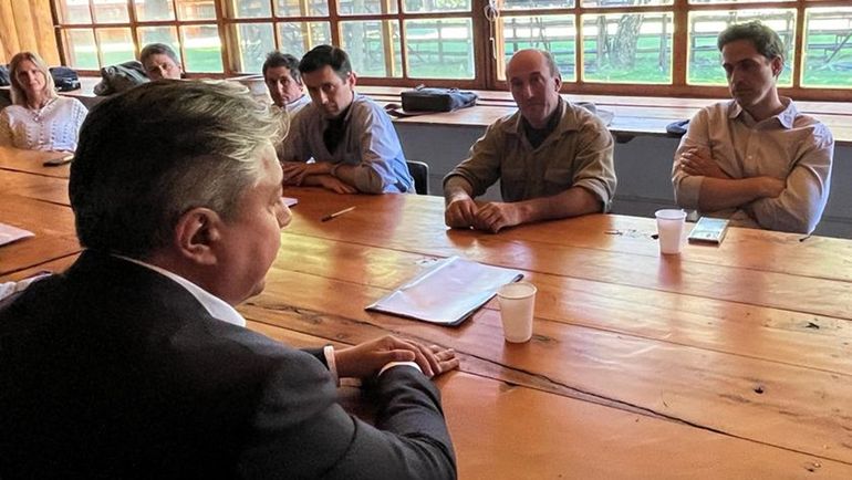 Rolando Figueroa se reunió con la directiva de la Sociedad Rural de Neuquén, en Junín de los Andes.