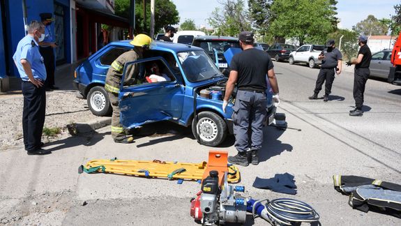 Joven terminó en el hospital tras un fuerte choque en barrio Belgrano