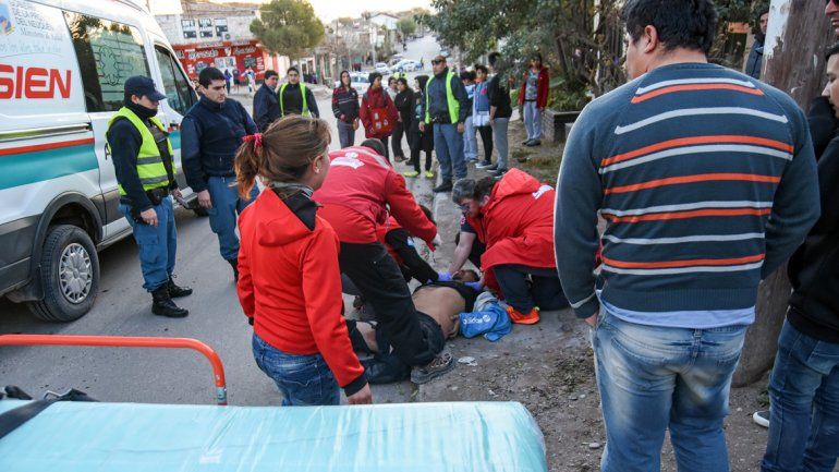 Una camioneta sin ocupantes comenzó a rodar calle abajo y atropelló a un peatón