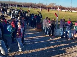 La Policía detectó que vendían bebidas alcohólicas en la cancha y lo comunicó al Juzgado de Paz. 