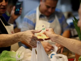 En Argentina, el gobierno lo fijó fijado para febrero en $180.000 , y en marzo en $202.800.