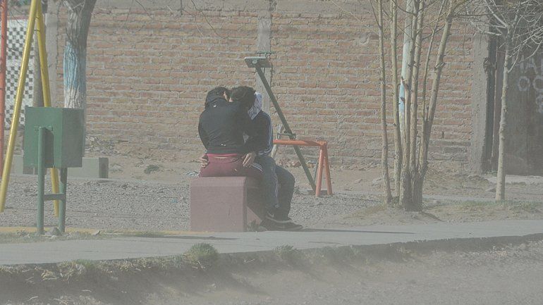 Ni el vendaval pudo separar a esta pareja del barrio Almafuerte II