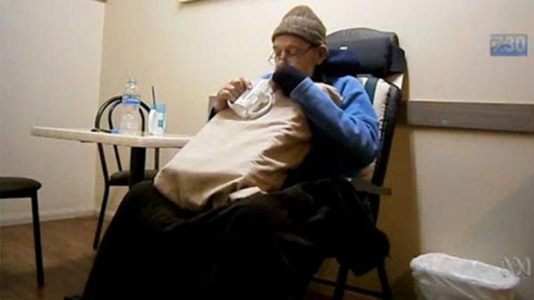 En el video se ve al anciano tomar la droga y morir a los tres minutos.