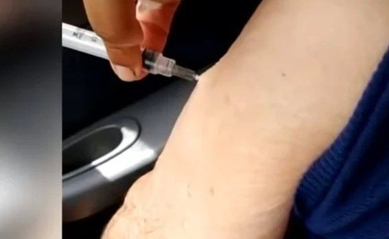 Escándalo en Brasil: "vacunaron" a una mujer de 94 años con una jeringa vacía