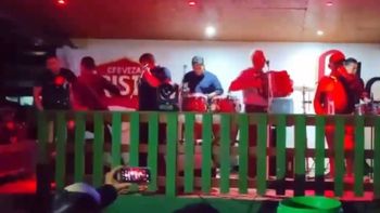 Un recital terminó en escándalo tras una brutal pelea por problemas de sonido. Un recital terminó en escándalo tras una brutal pelea por problemas de sonido.