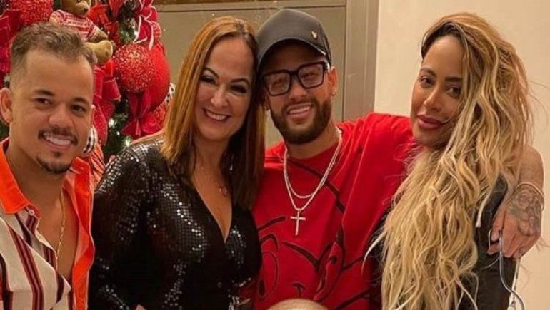 La fiesta de Neymar sigue siendo trending topic.