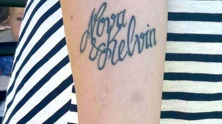 Por un error en un tatuaje le cambió el nombre a su hijo