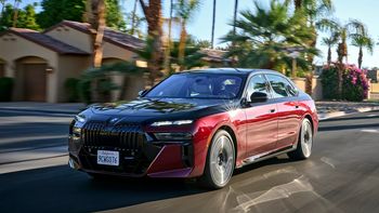 La carrocería bicolor del BMW Serie 7 760i xDrive lo define como lo que es: un auto único. La carrocería bicolor del BMW Serie 7 760i xDrive lo define como lo que es: un auto único.