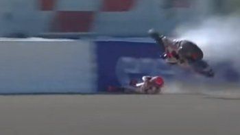 El español Marc Márquez tuvo una caída fea pero sin consecuencias. El español Marc Márquez tuvo una caída fea pero sin consecuencias.