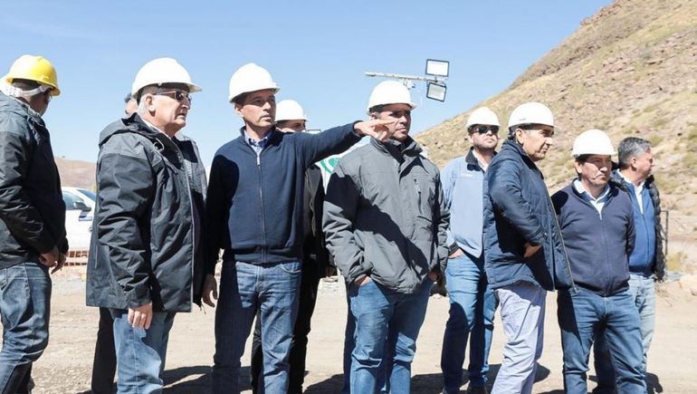 Koopmann recorrió la represa del río Nahueve, que estará lista en julio de 2023