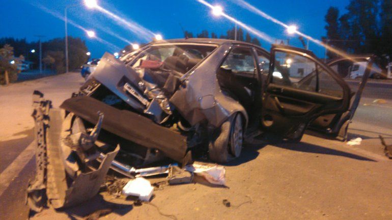 Impactaron con la parte trasera del auto en el primer poste y en la parte delantera en el segundo.