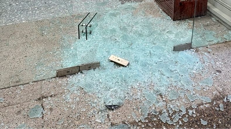 La pelea entre trapitos terminó con varias vidrieras estalladas. | LM Neuquen La pelea entre trapitos terminó con varias vidrieras estalladas.