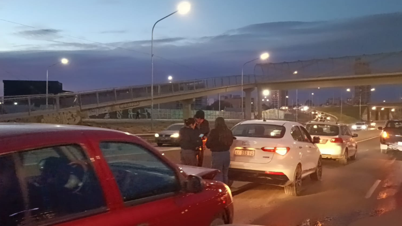 Choque cuádruple en la Avenida Alfonsín provocó demoras en el tránsito | LM Neuquen Choque cuádruple en la Avenida Alfonsín provocó demoras en el tránsito