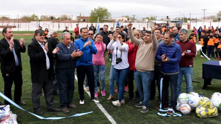 Los chicos de Petrolero Argentino ya disfrutan de la flamante carpeta verde