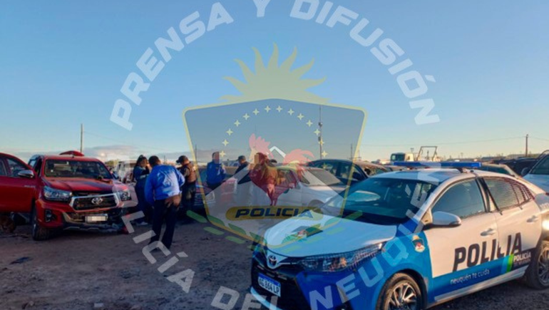 A bordo de una Hilux, se estrelló contra una casa, se fugó y quiso atropellar a un policía: No sabés quién soy