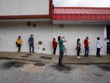IMAGEN DE ARCHIVO. Personas que perdieron sus empleos esperan en una fila para completar pedidos de seguros por desempleo en medio del brote de coronavirus, enFayetteville, Arkansas, EEUU. Abril 6,