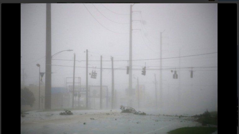 La furia del huracán Matthew ya inunda costas y calles de Florida