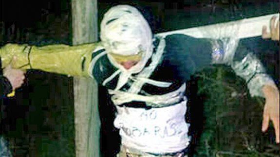Víctor Robledo, crucificado por el comisario Carlos Flores.