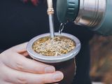 El truco casero para evitar que se tape la bombilla y tomar mate son problemas