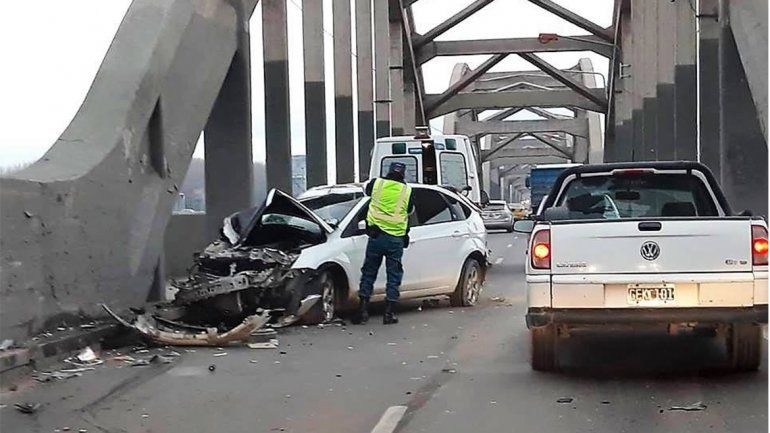 Chocaron un auto y un camión en los puentes carreteros: hay una persona herida