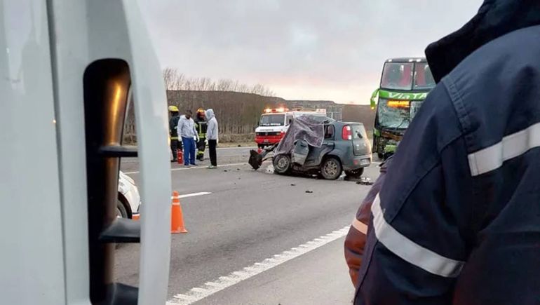 Chocó de frente con un colectivo y murió en el acto