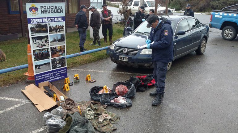 Atrapan a tres cazadores furtivos con carne de ciervo y un arma