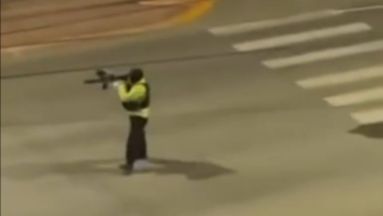La foto del agente con un arma larga en Ushuaia generó preocupación en las redes sociales: más tarde se conoció el video y se supo que se trataba de un rifle de paintball.