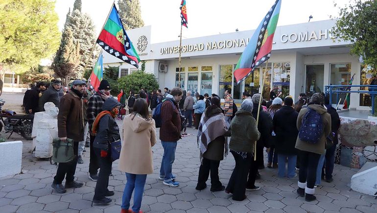 La bandera mapuche flamea en la UNCo, la única intercultural del país