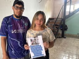 Saúl Molina y su compañera en la casa que rifarán: llevan tres meses sin trabajo y cuentan que ya vendieron muchas de sus cosas. Saúl Molina y su compañera en la casa que rifarán: llevan tres meses sin trabajo y cuentan que ya vendieron muchas de sus cosas.