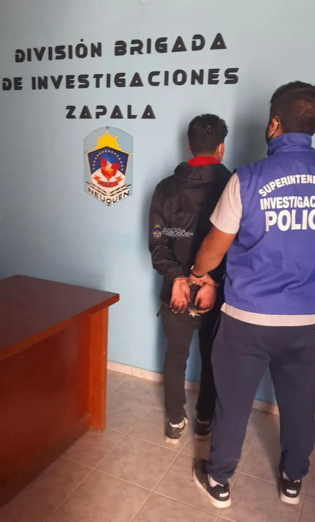 Le robó la tarjeta de crédito al compañero y se la reventó con compras