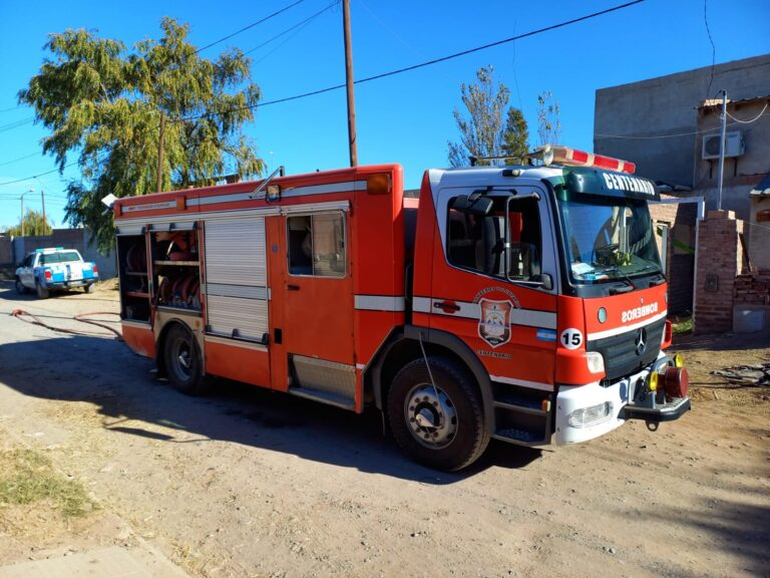Bomberos trabajó en dos incendios en Centenario. No hubo heridos. 
