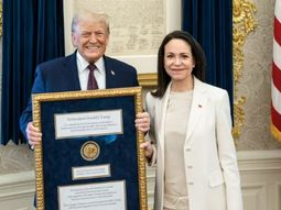 María Corina Machado le entregó su medalla de Premio Nobel a Trump. María Corina Machado le entregó su medalla de Premio Nobel a Trump.