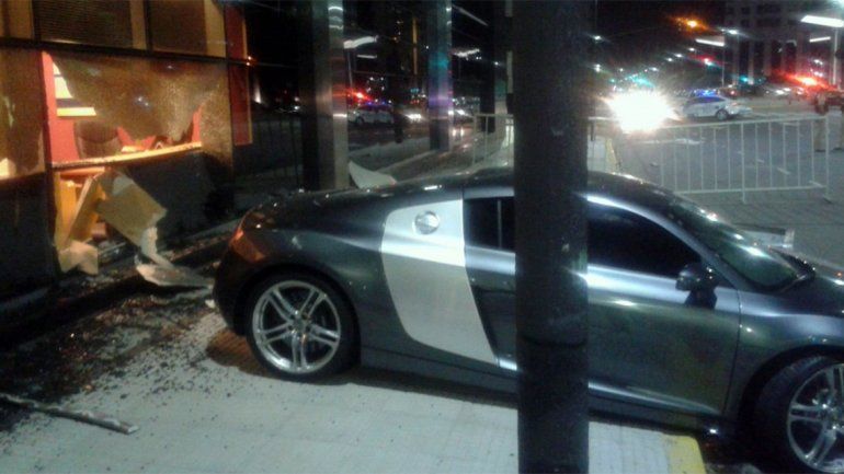 Borracho, chocó su auto de lujo contra un hotel de Puerto Madero
