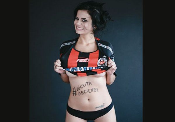 Cumplió la promesa y se desnudó para celebrar el ascenso de su equipo